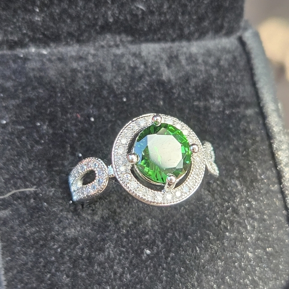 S925 Silver Ring with Green Gemstone Women's Size 6 - Picture 7 of 8